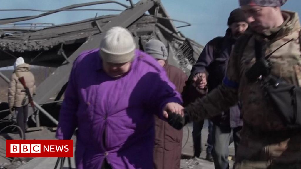 People flee Irpin shelling after key bridge destroyed