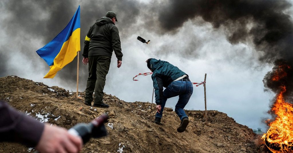 Photos: Ukrainian Citizens Volunteer to Defend to Fight Russia