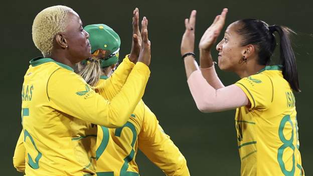 South Africa survive to beat Pakistan