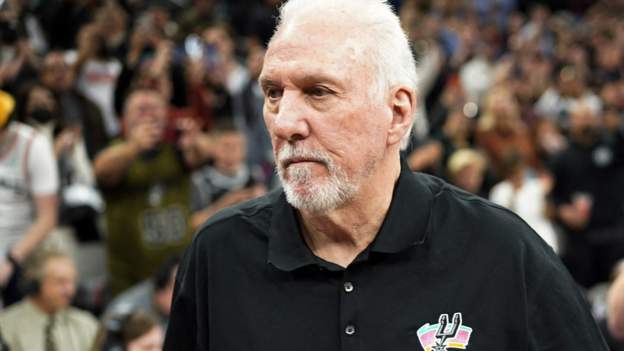 Spurs coach Popovich breaks NBA record