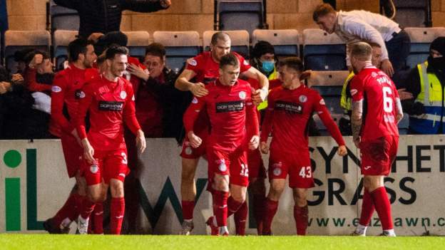 St Mirren beat Dundee to lift top-six hopes
